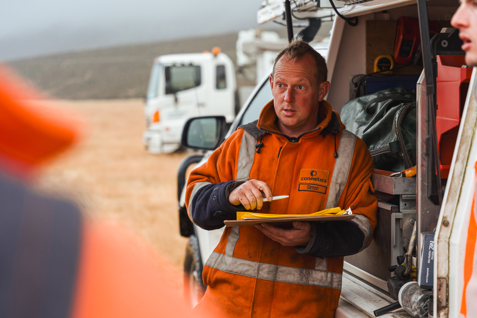 connetics staff member simon briefing his team at mt horrible
